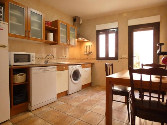 Cocina amplia con acceso