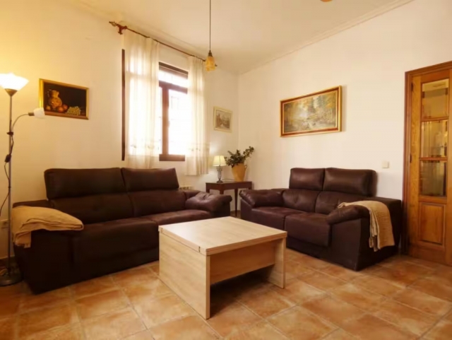 Sala amplia con sillones 
