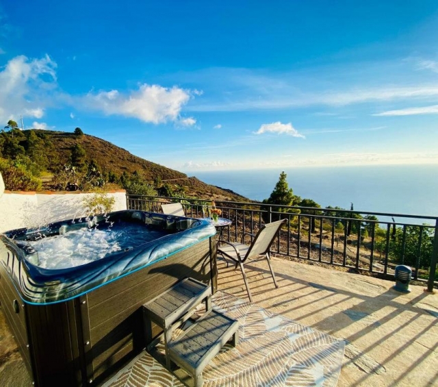 Amplio jacuzzi con silla