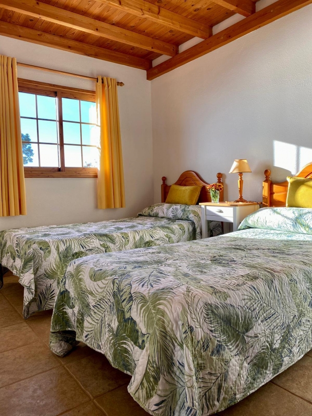 Dormitorio doble con mesilla