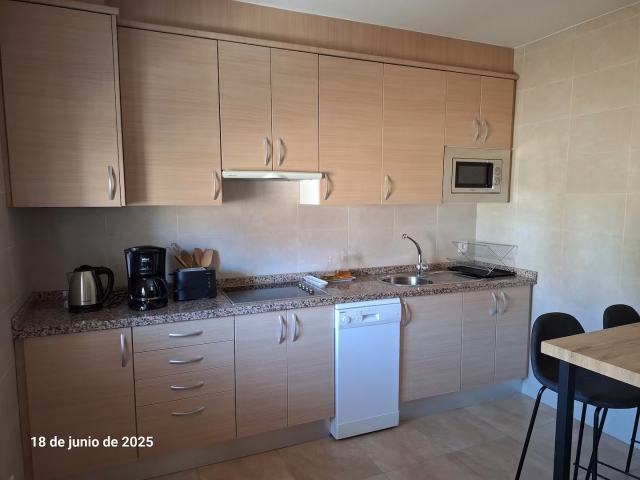 Cocina amplia con mesa