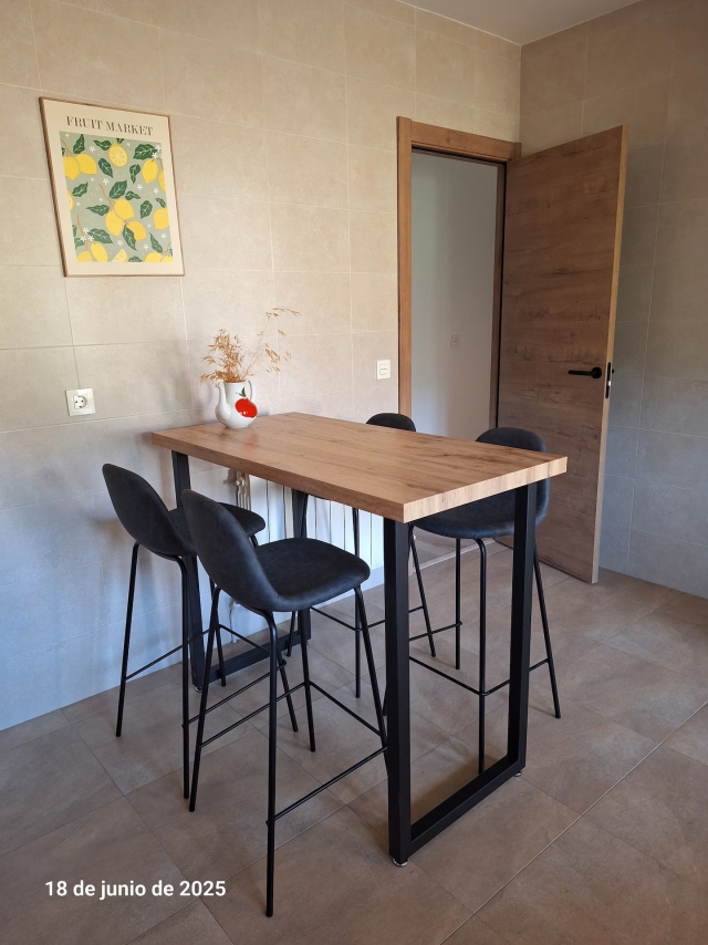 Cocina con mesa alta