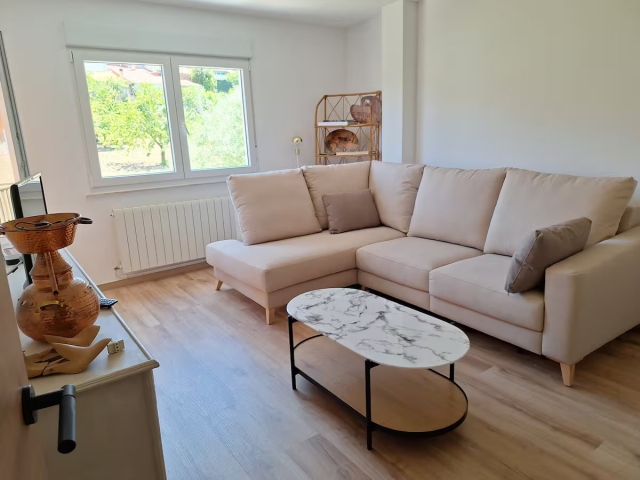 Sala amplia con sofa y mesa