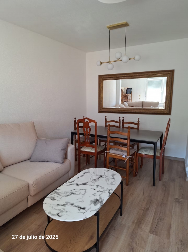 Sala de estar con mesa