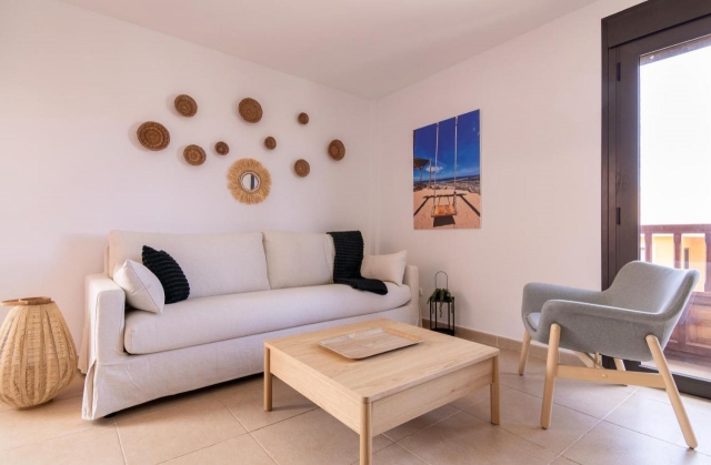 Sala de estar con cuadros