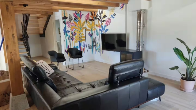 Sala amplia con chimenea