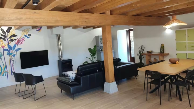 Sala amplia y mesa