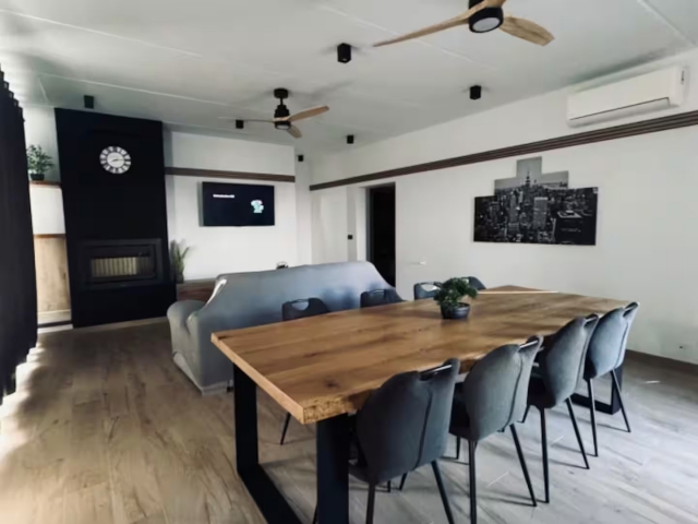 Sala amplia con chimenea