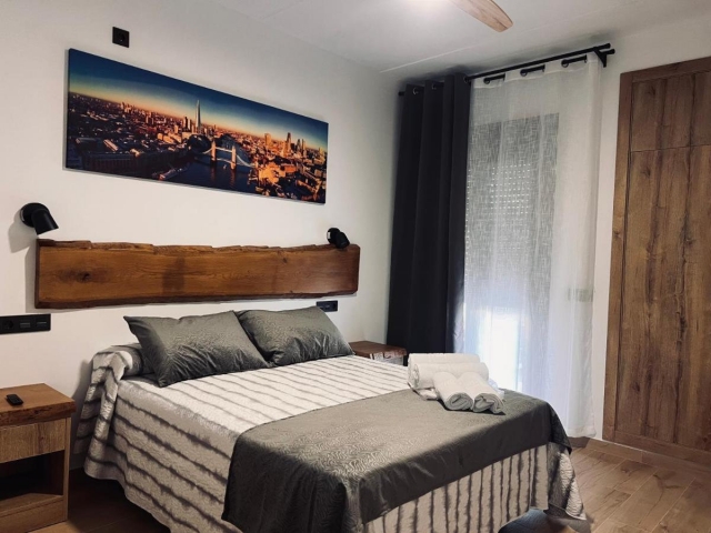 Dormitorio amplio con cama