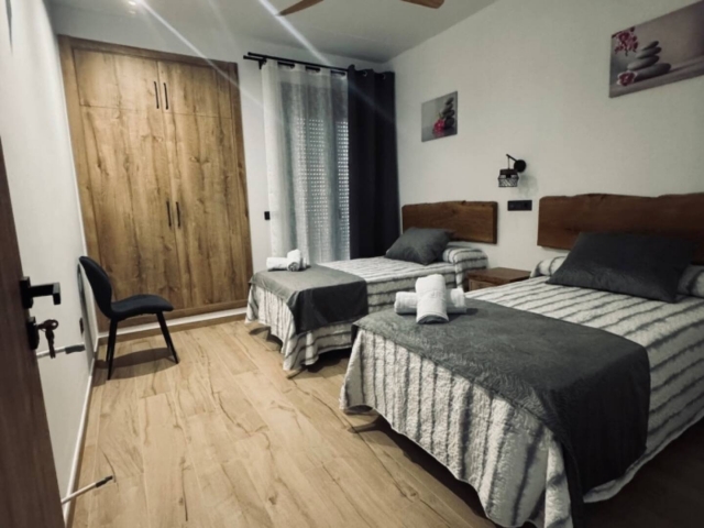 Dormitorio doble con toallas