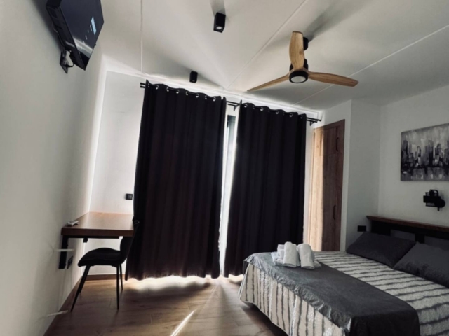 Dormitorio doble y cortinas