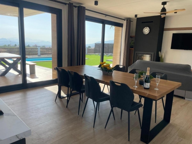 Sala amplia con chimenea