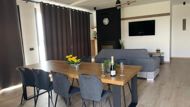 Sala amplia con mesa 