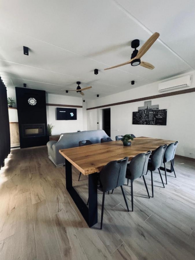 Sala de estar amplia 
