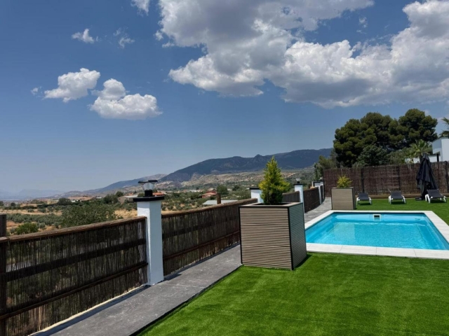 Amplia piscina en el exterior 