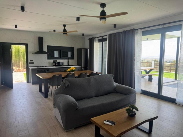 Sala agradable con puerta