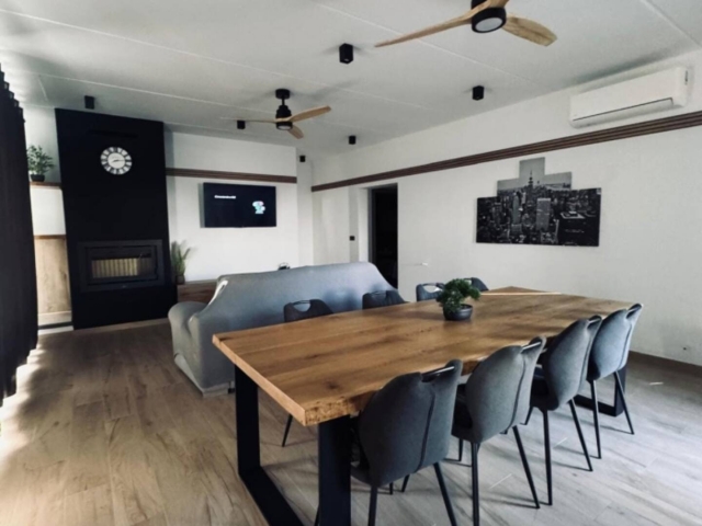 Sala amplia con sillones