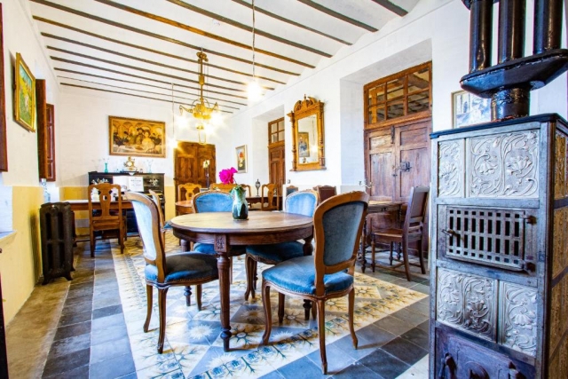 Comedor con varias mesas