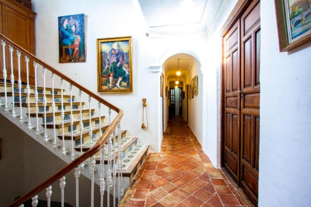 Escaleras con pasillos