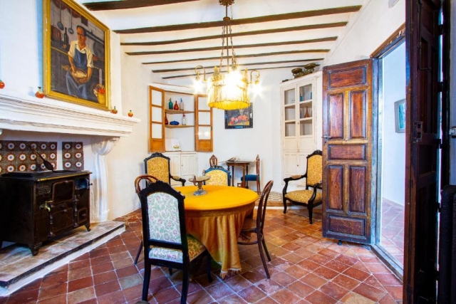 Salones con estufa y mesa
