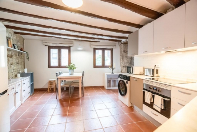 Cocina amplia con mesa 
