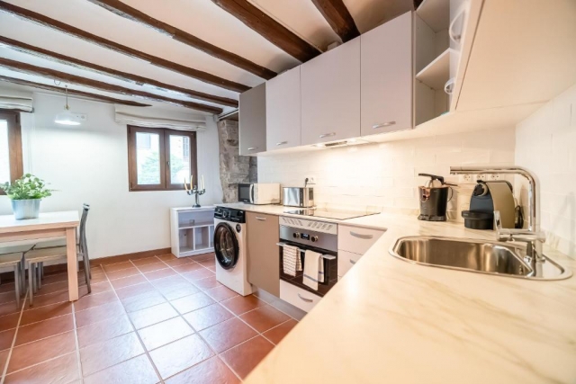 Cocina con encimera blanca
