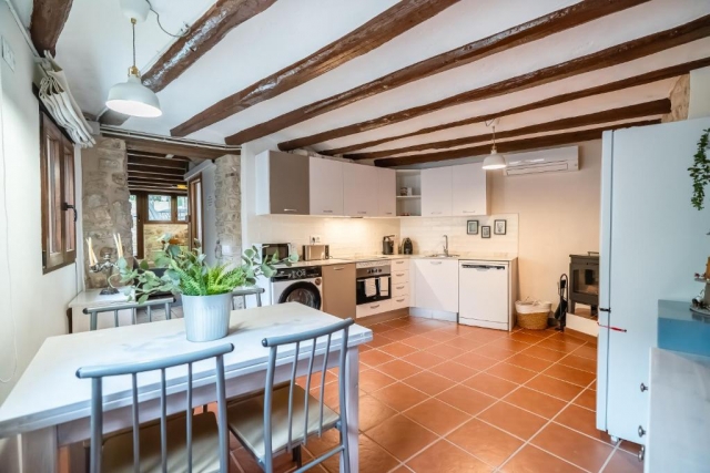 Cocina con mesa amplia 
