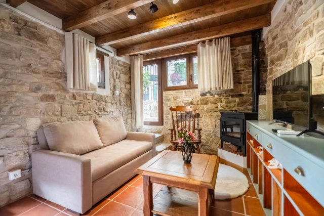 Sala amplia con chimenea