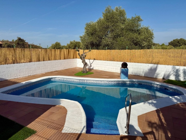 Amplia piscina en el exterior