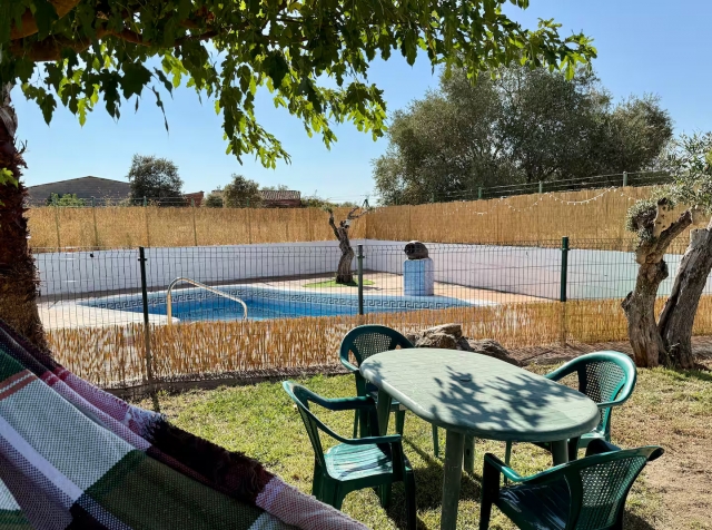 Amplia piscina exterior 