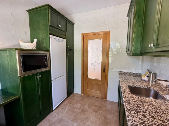 Cocina con armarios verdes