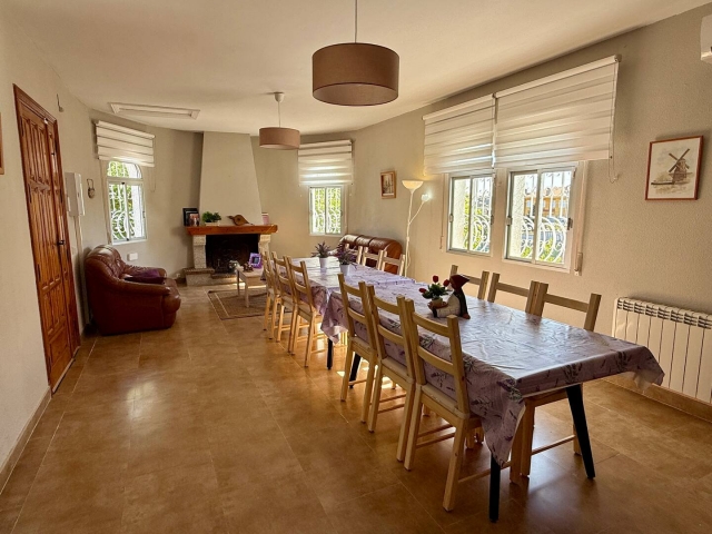 Sala con chimenea y mesa