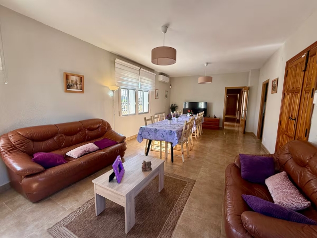 Sala amplia con mesa tado.jpg