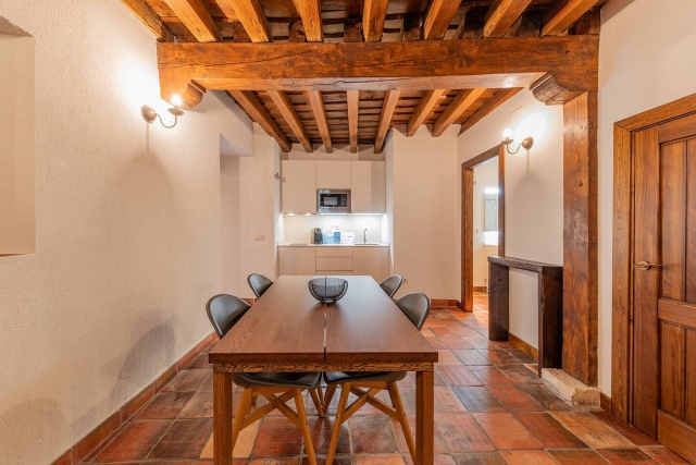 Bajo cocina amplia con mesa