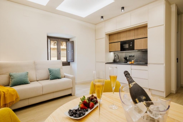 Sala amplia con sofa