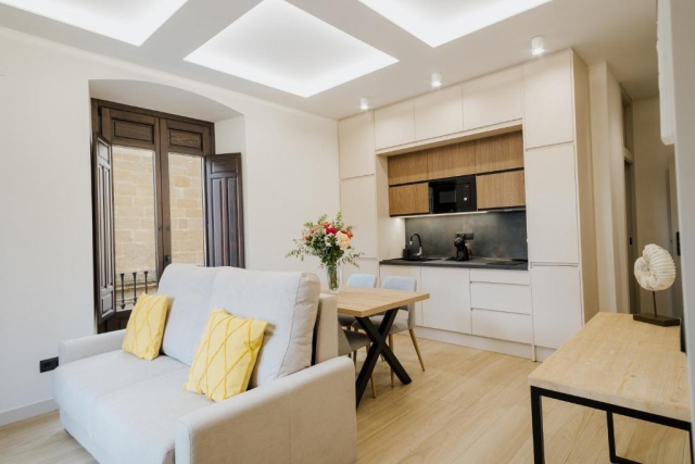 Sala amplia con un sofa