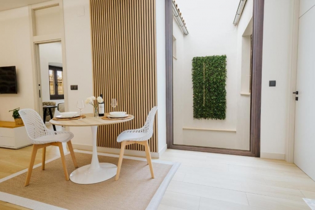 Sala de estar con mesa