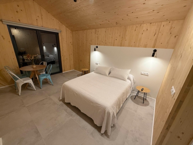 Ollo cama amplia con mesa