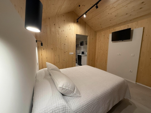 Ollo cama con tele delante