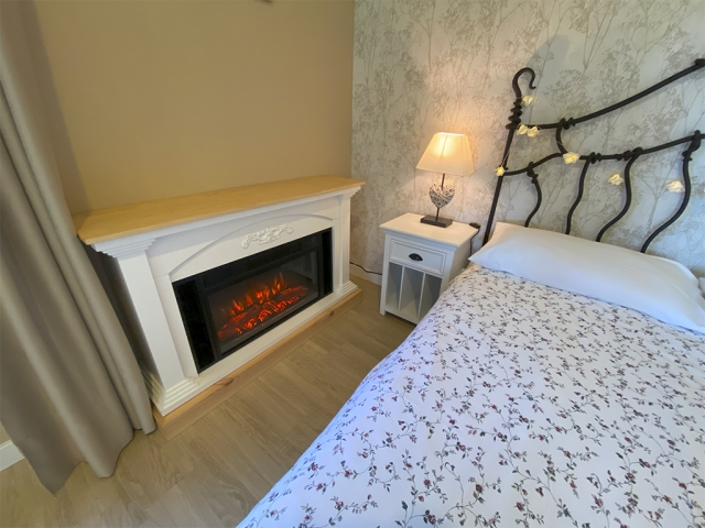 Dormitorio y chimenea