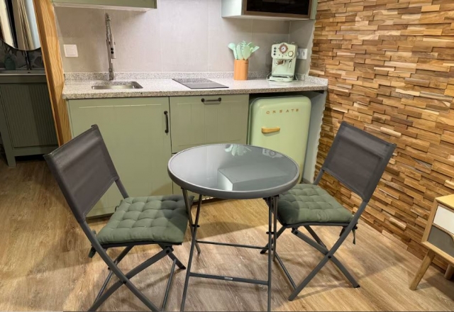 Cocina con mesa redonda