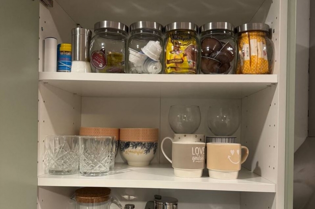 Cocina y menaje de sobra