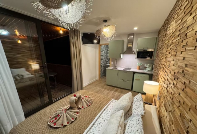 Dormitorio y cocina amplia
