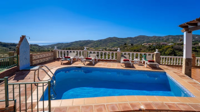 Amplia piscina con vistas