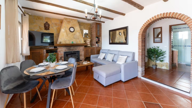 Sala amplia con chimenea 