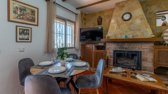 Sala amplia con chimenea