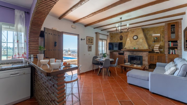 Sala amplia con chimenea
