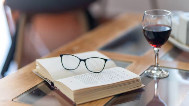 Sala de estar con vino y libro