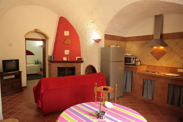 Sala con chimenea y cocina