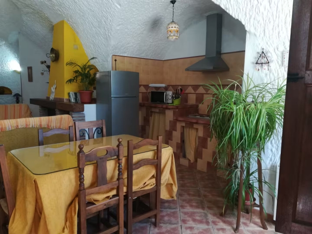 Cocina comedor con mesa